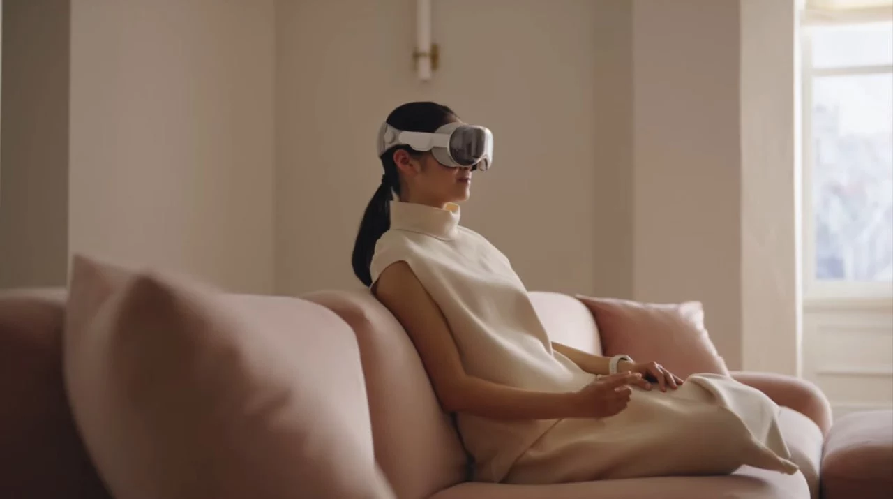 Apple представила революционную гарнитуру смешанной реальности Vision Pro