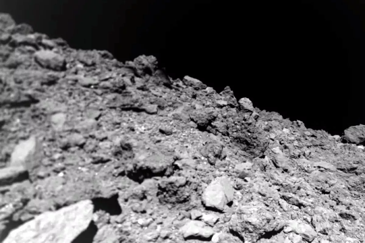 В материале астероида Рюгу обнаружили частицы старше Солнечной системы
